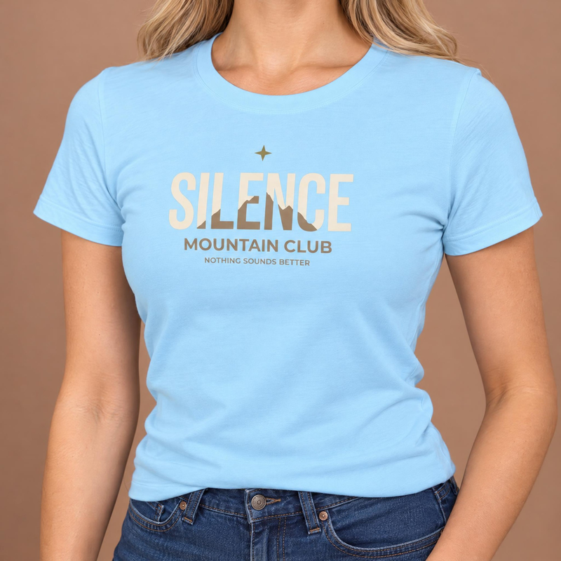 Koszulka damska xpossible „Silence Mountain Club” – kolor: błękit nieba, zbliżenie na grafikę