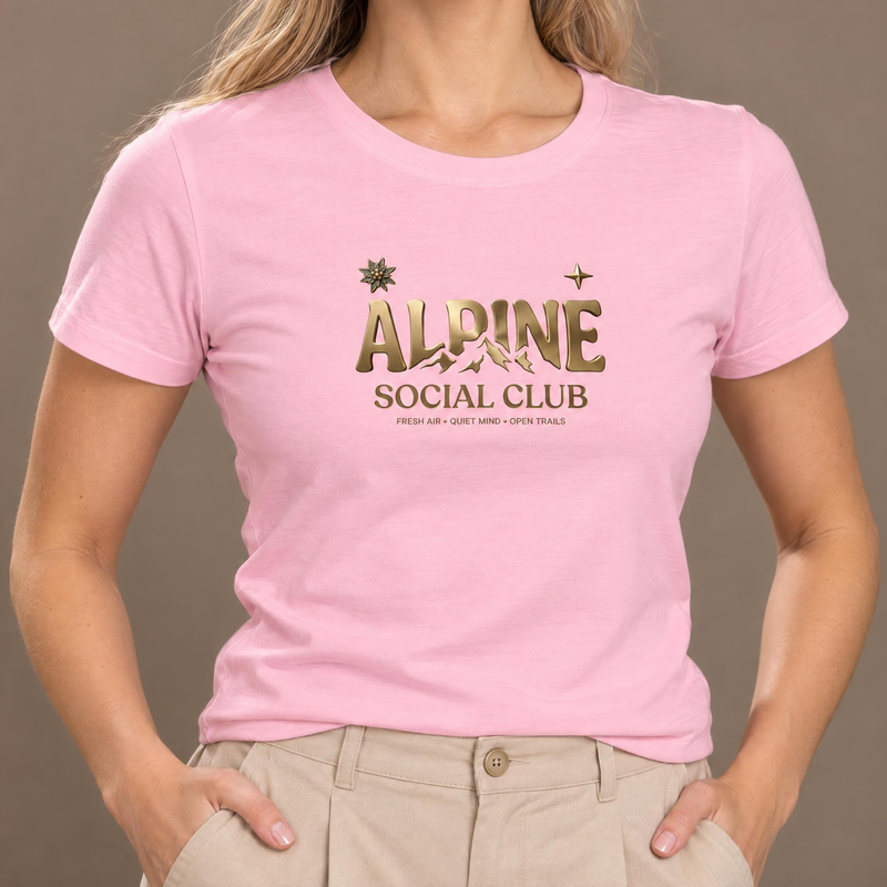 Koszulka damska xpossible „Alpine Social Club” – kolor: cukierkowy róż, zbliżenie na grafikę