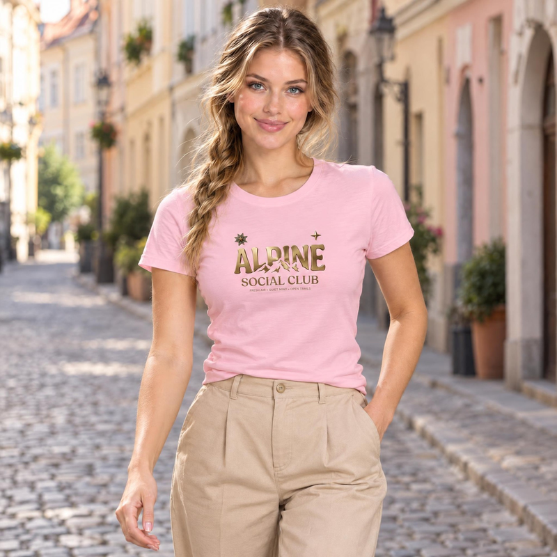 Koszulka damska xpossible „Alpine Social Club” – kolor: cukierkowy róż, stylizacja w plenerze